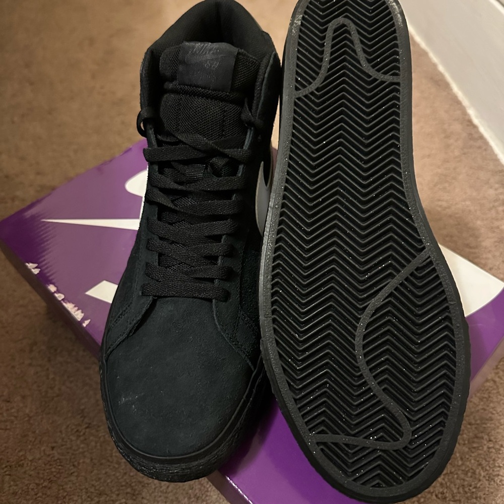 Nike - Picture 4 of 5